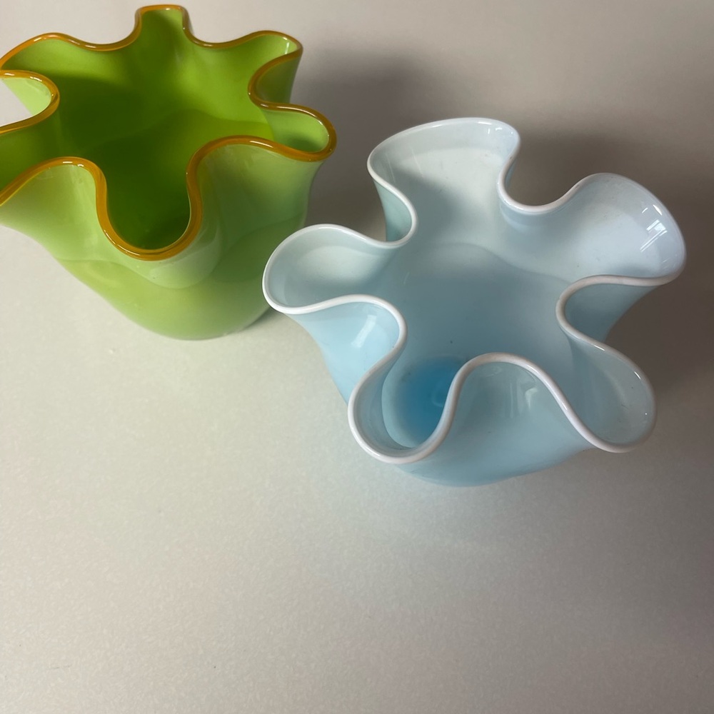 2 Vintage Hand-Blown Glass Handkerchief Accent Flower Vases Rare Beautiful